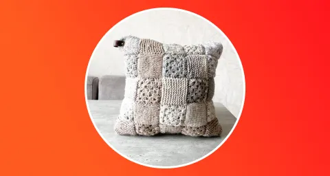 Декоративная вязаная подушка «Бабушкино тепло»