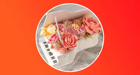 Шкатулка фортепиано с цветами из зефира